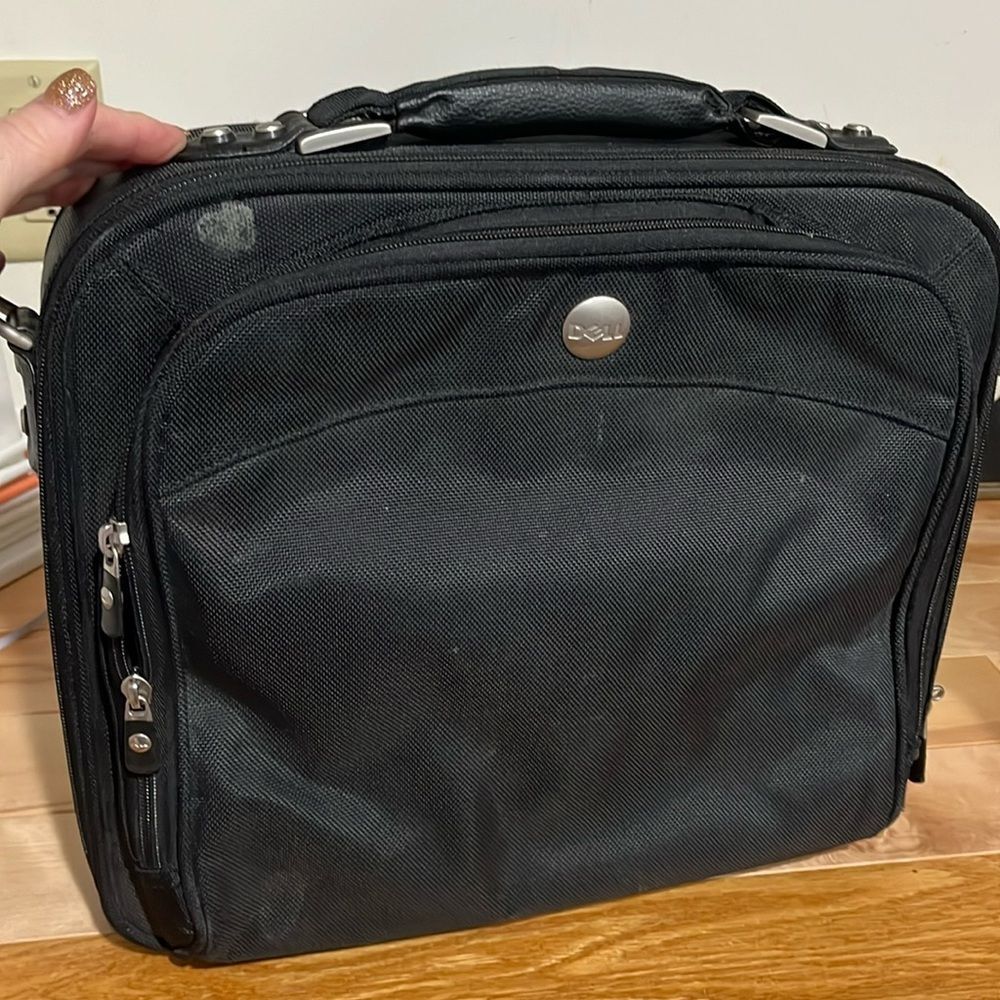 15 inch computer case with many pockets and zipper sections  dell brand